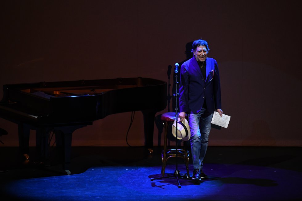 El cantautor Joaquín Sabina en el acto de entrega del título de Hija Predilecta de Madrid a Almudena Grandes, en el Teatro Español, a 13 de junio de 2022, en Madrid (España).