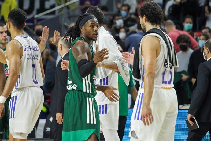 Archivo - Kendrick Perry saluda a Sergio Llull tras el Real Madrid-Panathinaikos de la Euroliga 2021-2022