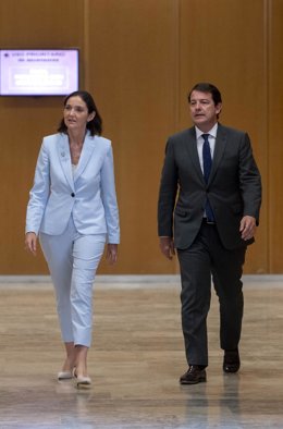Ministra de Industria, Reyes Maroto, y presidente de la Junta de Castilla y León, Alfonso Fernández Mañueco, a su llegada a la firma del acuerdo entre  comités de empresa de fábricas de Cerealto Siro en Castilla y León y   de Davidson Kempner y Afendis