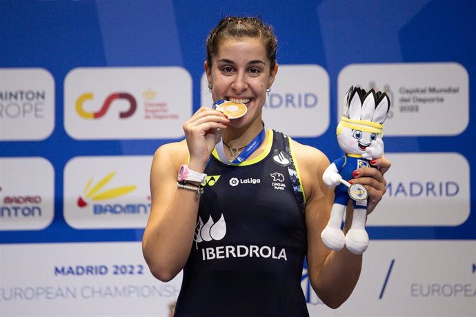 Archivo - Carolina Marín muerde la medalla de oro conseguida en el Europeo de Bádminton de 2022 celebrado en Madrid