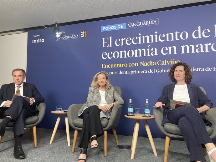 La vicepresidenta primera y ministra de Asuntos Económicos del Gobierno central, Nadia Calviño, junto los periodistas Ramon Rovira y Elisenda Vallejo.