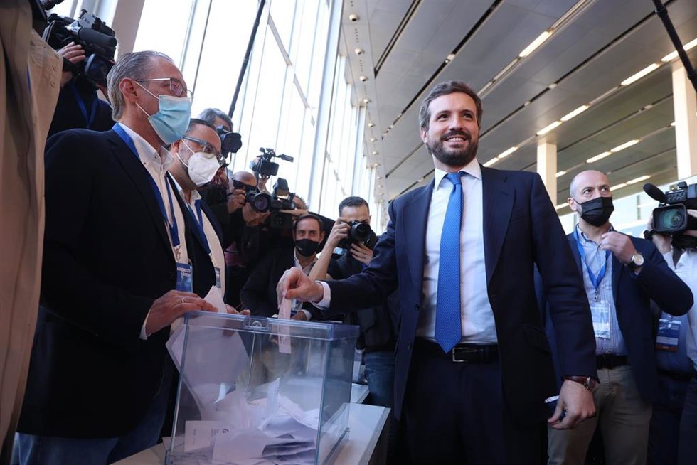 Archivo - El presidente saliente, Pablo Casado,, durante la votación en la que Alberto Núñez Feijóo sale como nuevo presidente del partido y se inicia una nueva etapa, con el objetivo de llegar al Gobierno de la nación en las próximas elecciones general