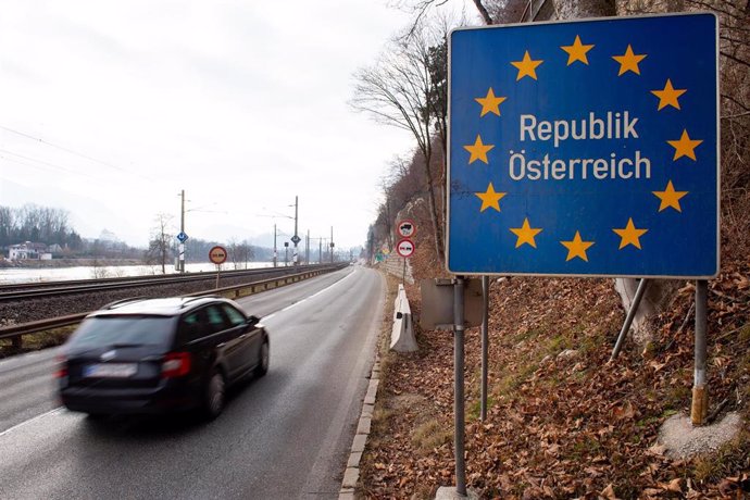 Archivo - Un coche cruzando la frontera con Austria