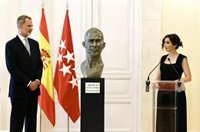 El Rey conoce el busto homenaje en su honor encargado por la Comunidad de Madrid para reconocer la labor de la Corona