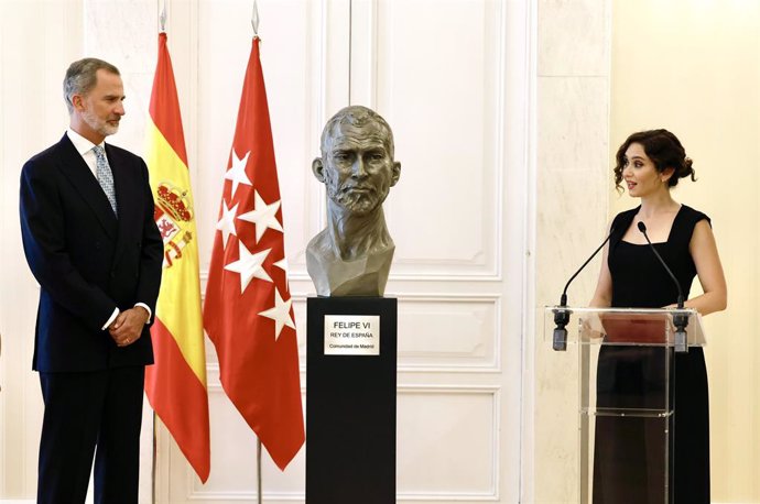El Rey Felipe VI, con la presidenta madrileña, Isabel Díaz Ayuso.