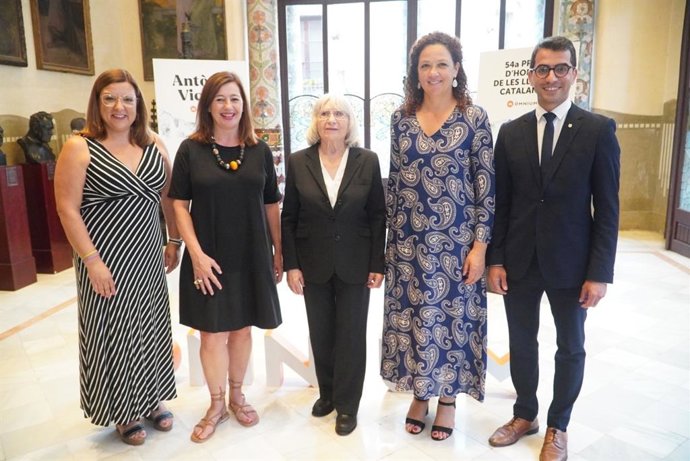 La escritora mallorquina Antnia Vicens junto a autoridades del Govern y del Consell de Mallorca.