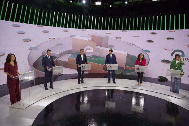 Detalle del plató con los seis candidatos previo al debate en RTVA entre los candidatos a la Presidencia de la Junta de Andalucía a 13 de junio del 2022 en (Sevilla, Andalucía)