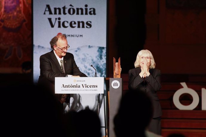 La escritora Antnia Vicens recibe el Premi d'Honor de les Lletres Catalanes