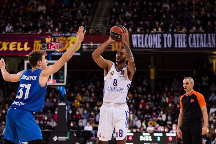 Archivo - Adam Hanga of Real Madrid  in action during the Turkish Airlines EuroLeague match between FC Barcelona and Real madrid at Palau Blaugrana on December 10, 2021 in Barcelona, Spain.