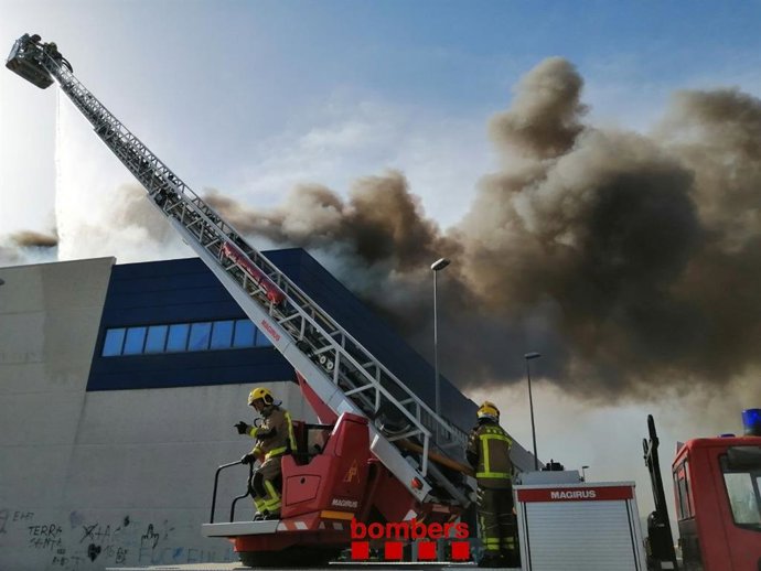 Los Bombers de la Generalitat trabajandoen el incendio este lunes en dos naves industriales en La Garriga (Barcelona)