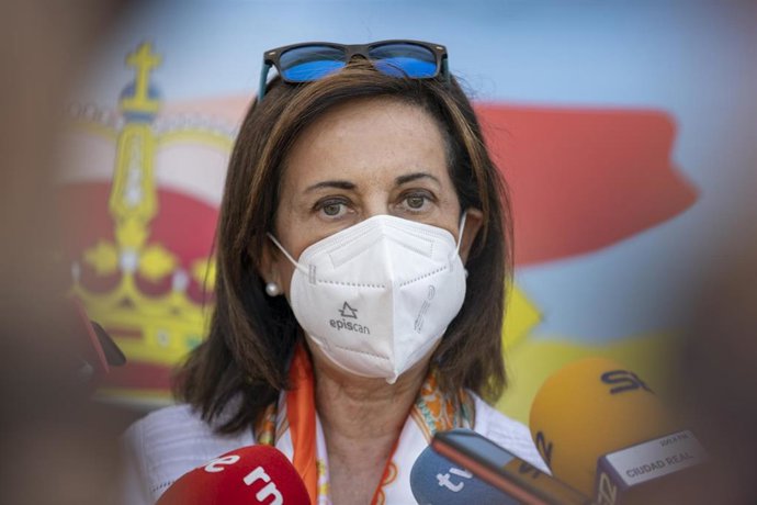 Robles visita  la base de helicópteros de Almagro (Ciudad Real)