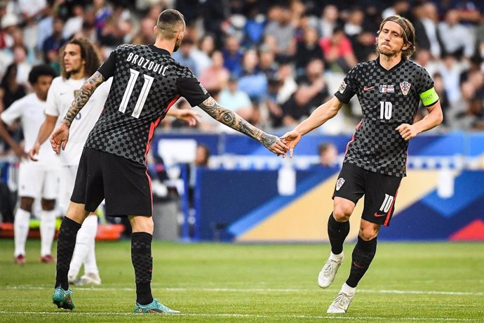 Luka Modric celebra su gol junto a Brozovic en el Francia-Croacia de la Liga de Naciones 2022-2023