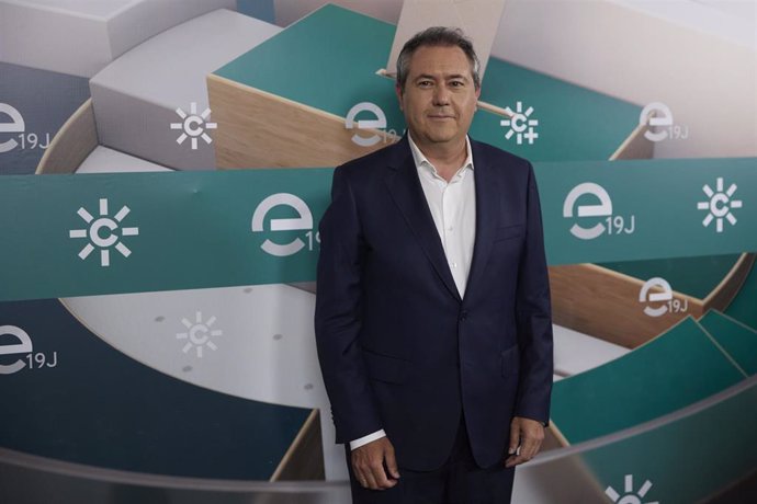El candidato del PSOE a la presidencia de la Junta de Andalucía, Juan Espadas, en el photocall previo al debate en RTVA entre los candidatos a las elecciones de 19 de junio.