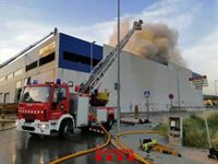 Los Bombers continúan trabajando en el incendio en una industria de La Garriga (Barcelona)