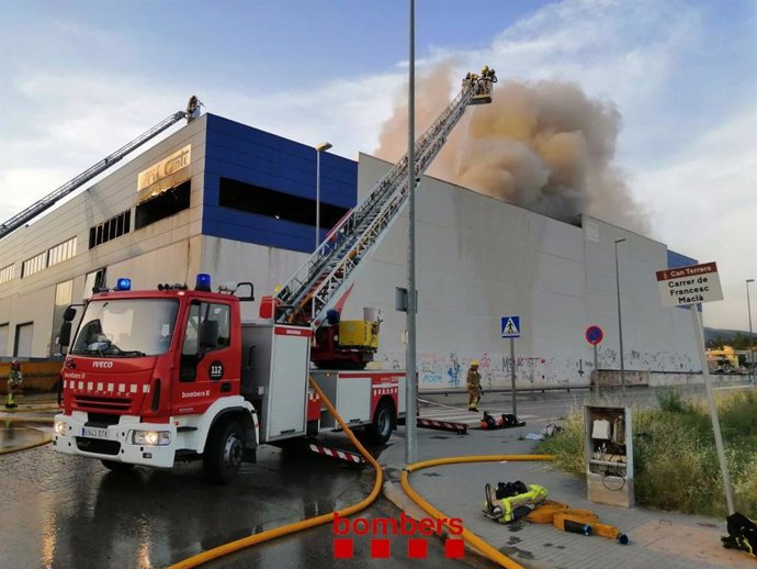 Bombers de la Generalitat trabajan en la extinción del incendio en una industria de La Garriga (Barcelona)