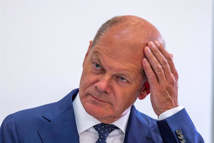 13 June 2022, Mecklenburg-Western Pomerania, Riems: German Chancellor Olaf Scholz wipes his brow during a press conference at the end of the conference of eastern German heads of government on the Baltic Sea island of Riems. Photo: Jens Büttner/dpa