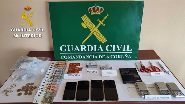 Efectos intervenidos por la Guardia Civil a dos vecinos de Boiro (A Coruña) detenidos por tráfico de drogas.