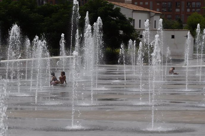 Archivo - Vecinos de Valncia se refrescan ante la ola de calor