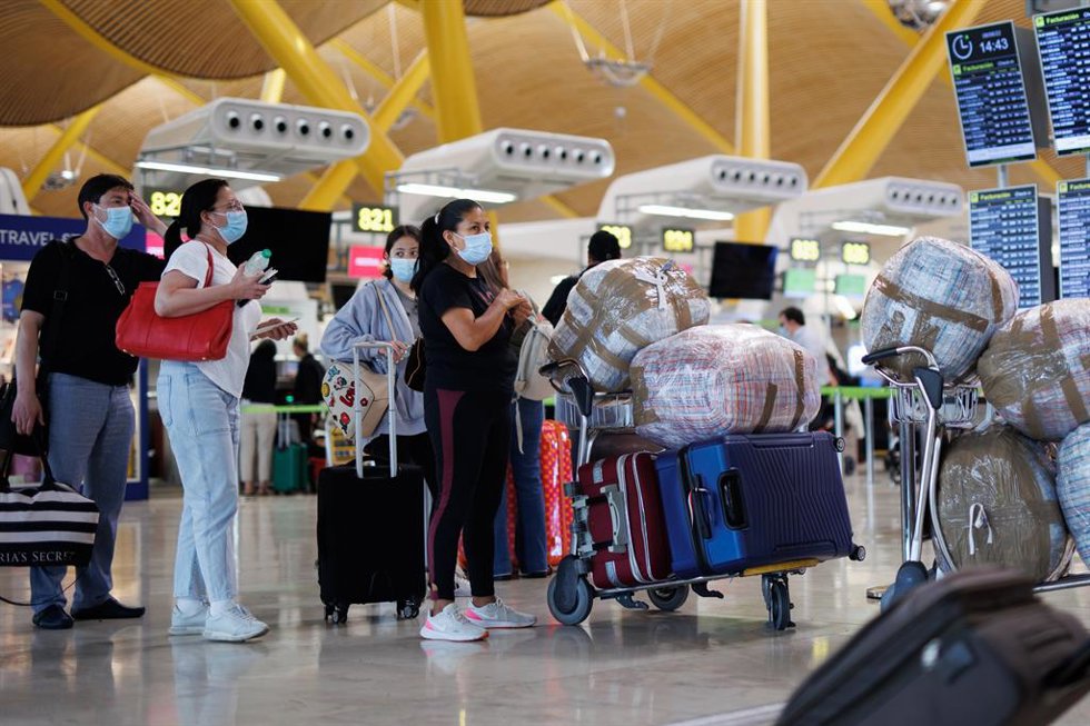 Varias personas con maletas hacen cola en la Terminal 4 (T4) del aeropuerto Adolfo Suárez Madrid-Barajas, a 8 de junio de 2022, en Madrid, (España).  