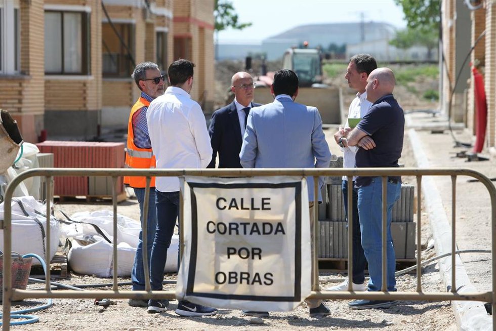 Archivo - El consejero Bernardo Ciriza y el alcalde de Cintruénigo, Oscar Bea, en un momento de la visita a las obras junto con otras autoridades del Gobierno de Navarra y del ayuntamiento de la localidad.