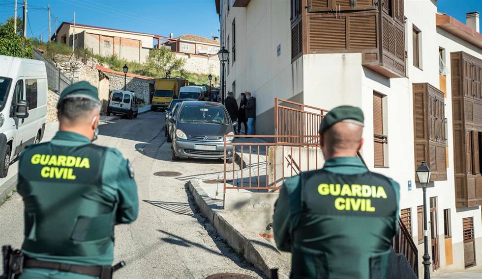 Archivo - Varias agentes vigilan el desalojo de diez viviendas okupadas, a 14 de octubre de 2021