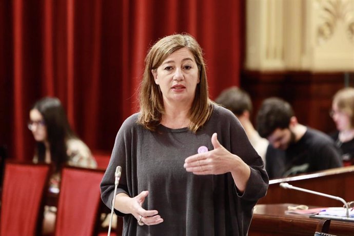 La presidenta del Govern, Francina Armengol, en una intervención en el Parlament.