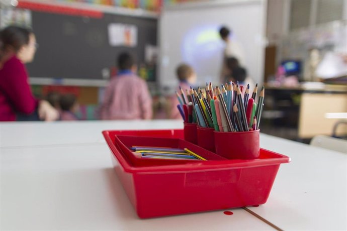 Archivo - Niños reciben clase en un aula. 