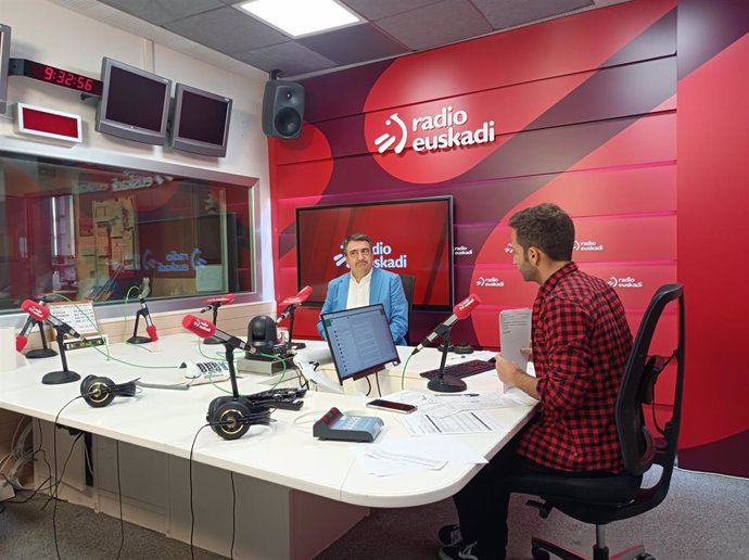 El portavoz del PNV en el Congreso, Aitor Esteban, en una entrevista en Radio Euskadi.