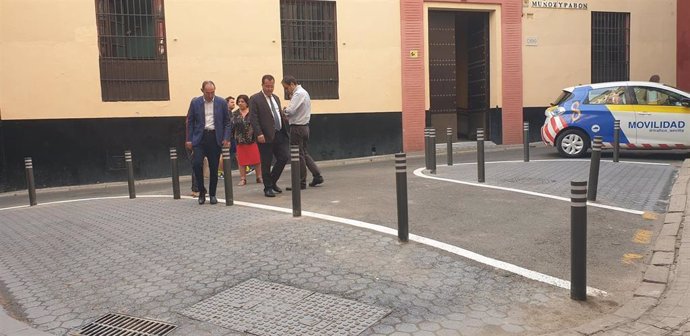 El delegado de Gobernación del Ayuntamiento de Sevilla, Juan Carlos Cabrera, en la calle Muñoz y Pabón.