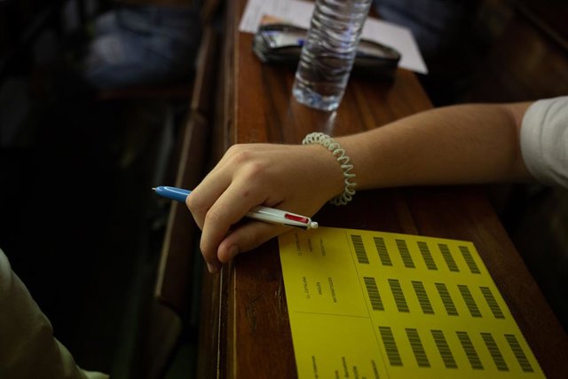 Selecció de la llengua en la plantilla d'un dels exàmens
