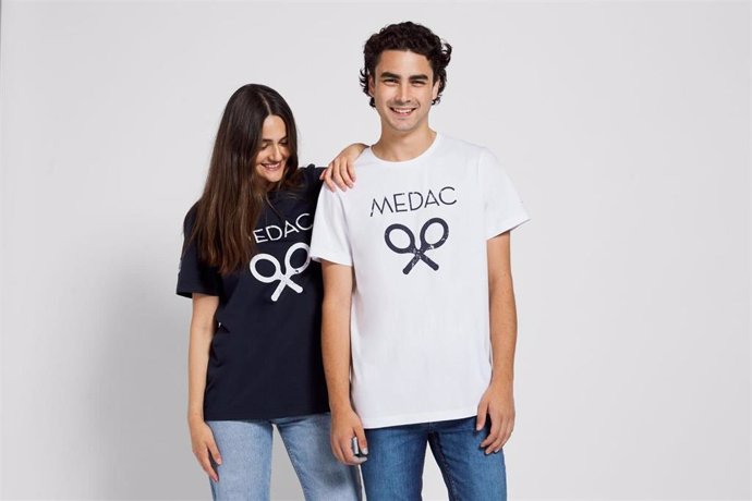 Las camisetas presentan el logo característico de las dos raquetas cruzadas de Silbon que se fusionan con las siglas de Medac, significando la alianza de ambas entidades en este proyecto.