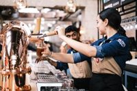 Factoría Cruzcampo celebra su aniversario en Sevilla con música en directo y gastronomía con fines solidarios