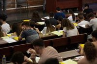 El examen de Castellano de las PAU incluye un texto de Pisón, figuras retóricas y límites del humor