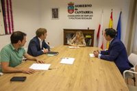 Los municipios contratarán a 5.600 parados este año y el próximo con las Corporaciones Locales