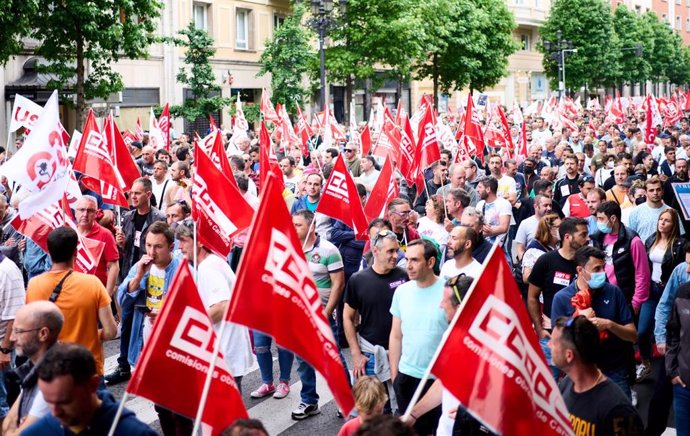 Un grupo de personas sostienen banderines de CCOO, en una imagen de archivo.