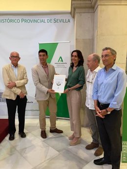 La delegada del Gobierno andaluz en Sevilla n funciones, Susana Cayuelas, ha sido la encargada de hacer la entrega de la documentación en el Archivo Histórico Provincial.