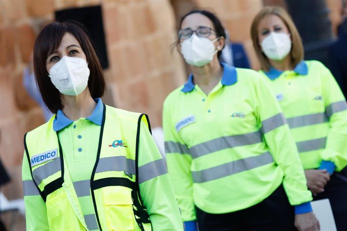 Archivo - Sanitarios participando en el acto institucional del X aniversario de los terremotos de Lorca de 2011