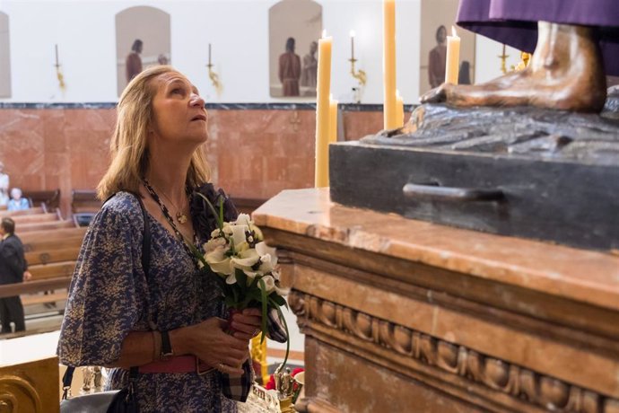 La Infanta Elena reza ante el Señor del Gran Poder con ocasión de una visita privada a la Basílica.