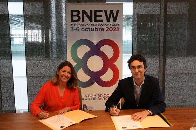 La directora general del CZFB, Blanca Sorigué, i el president del 22@Network BCN, Enric Urreta