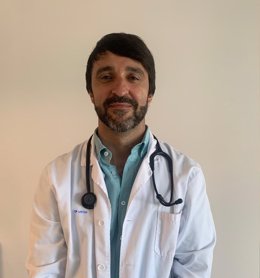 El doctor Asier Bengoechea, neumólogo del centro médico Vithas en Alzira