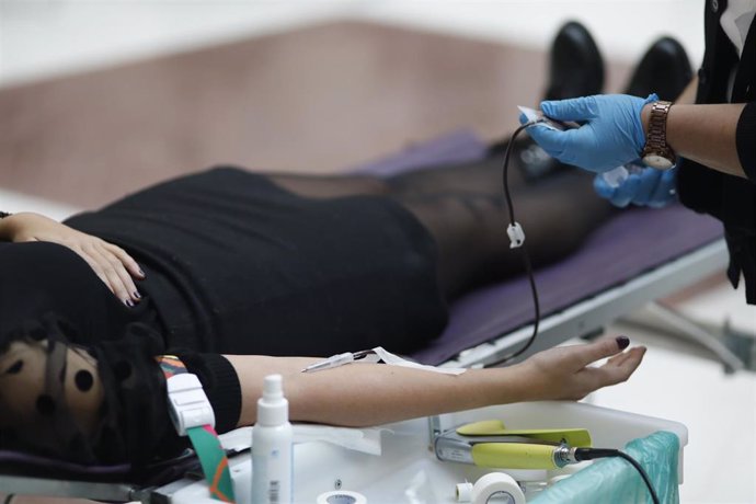Archivo - Image de archivo de una mujer donando sangre