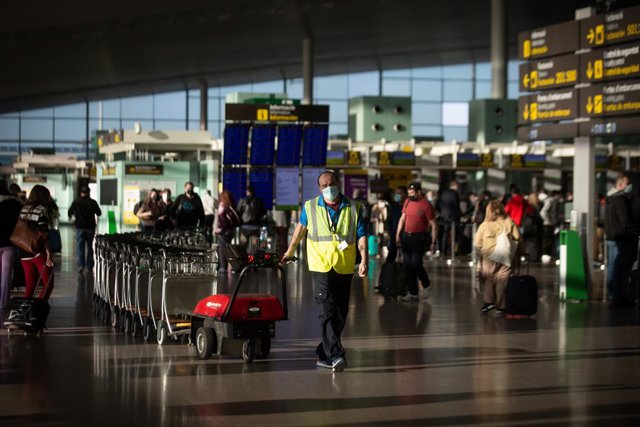 Archivo - Diversos passatgers amb maletes a l'Aeroport del Prat
