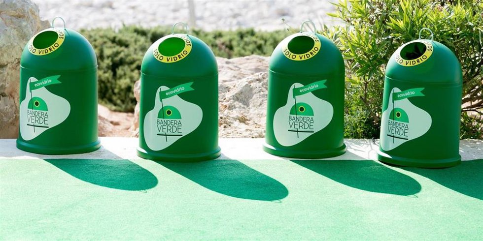 Contenedores dedicados a la campaña de Ecovidrio Banderas Verdes a la sostenibilidad de los bares, restaurantes y chiringuitos.