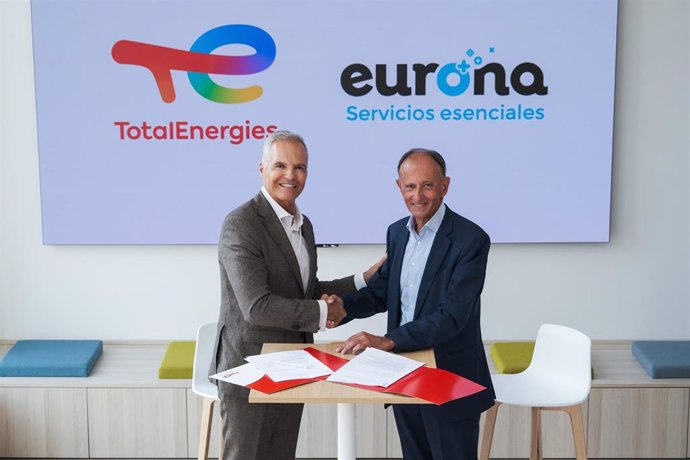 El presidente y CEO de Eurona, Fernando Ojeda, a la derecha, el presidente de TotalEnergies Electricidad y Gas, Javier Sáenz de Jubera.