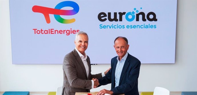 El presidente y consejero delegado de Eurona, Fernando Ojeda y el presidente de TotalEnergies Electricidad y Gas, Javier Sáenz de Jubera