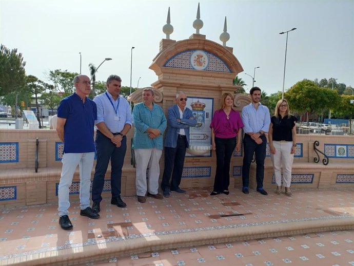 La presidenta del Puerto de Huelva, Pilar Miranda, acompañada por arquitectos, ingenieros y los promotores de la idea han realizado este martes una visita a las obras de la Fuente de las Naciones en el Paseo de la Ría.
