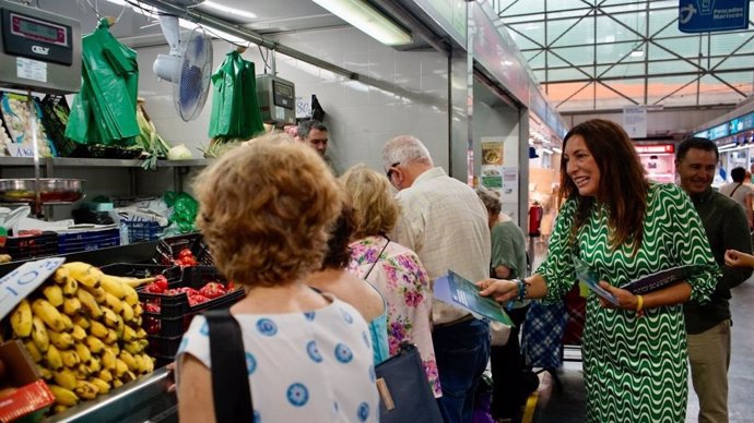 La secretaria general del PP-A y candidata número uno del PP por Huelva a las elecciones andaluzas, Loles López, en un reparto informativo en el Mercado del Carmen de Huelva.