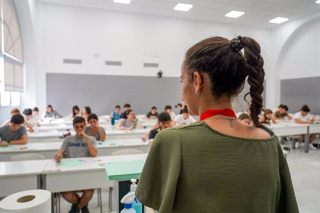 Varios alumnos antes de comenzar uno de los exámenes de las pruebas de acceso a la Universidad en Sevilla