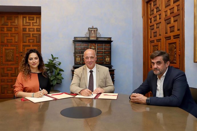 El presidente de la Diputación de Córdoba, Antonio Ruiz (centro), en la firma con Acansa.