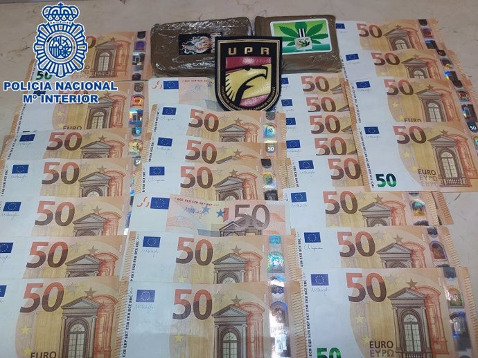 Dos jóvenes detenidos con tabletas de hachís y más de mil euros en efectivo en el centro de Málaga
